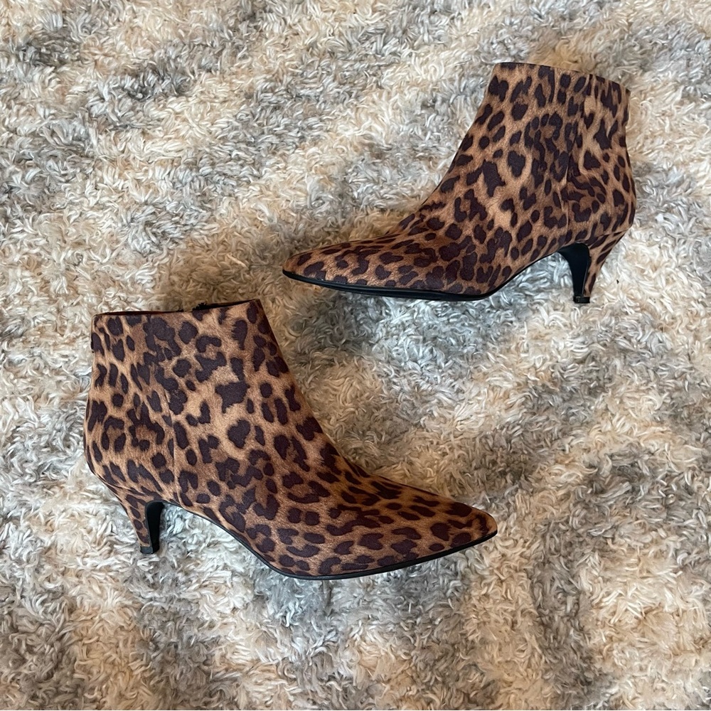 Circus by Sam Edelman Women’s Kirby Pointed Toe Ankle Bootie Size 5.5
